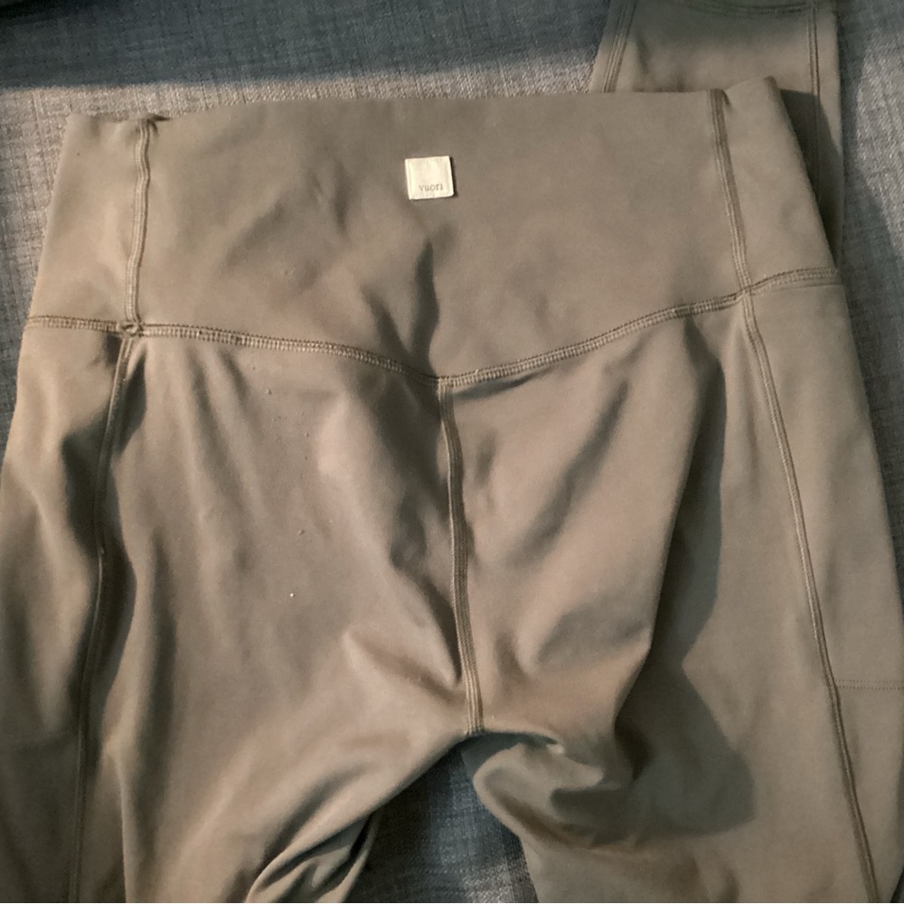 Vuori Green Leggings sz medium with pockets